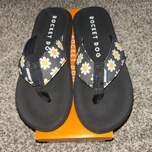 Women’s Rocket dog flip flops, BRAND NEW, black with white daisies